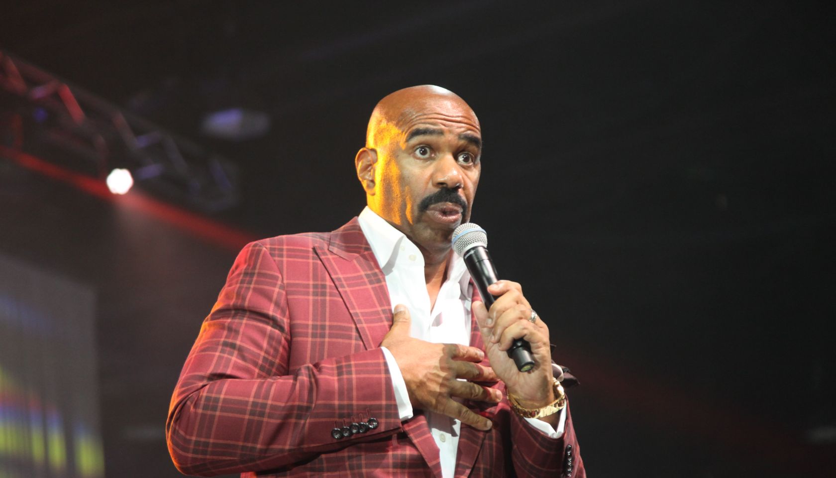 Steve Harvey - Family Fued Live
